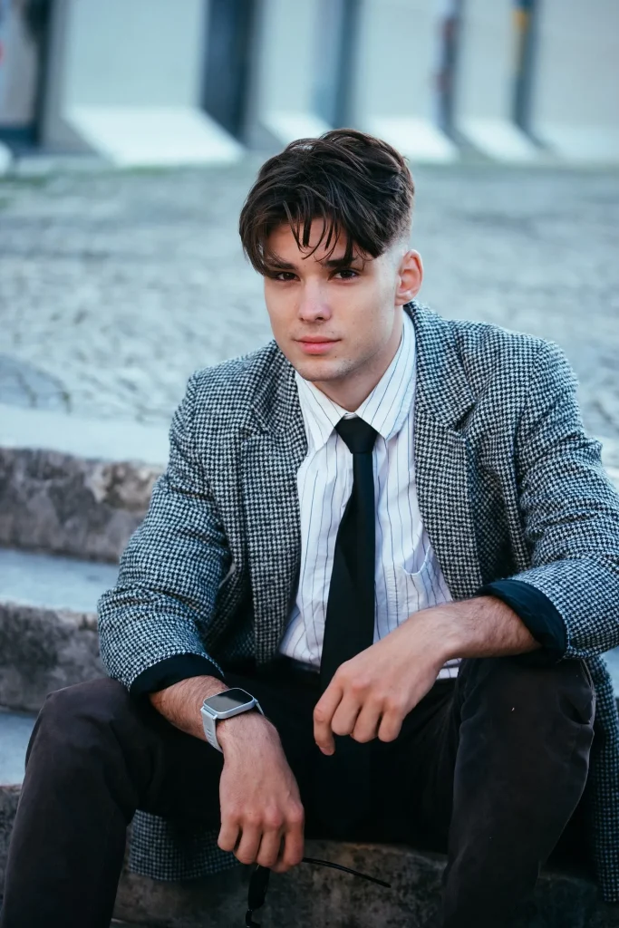 Smart Casual Herren Outfit mit gemustertem Sakko, Hemd und Krawatte
