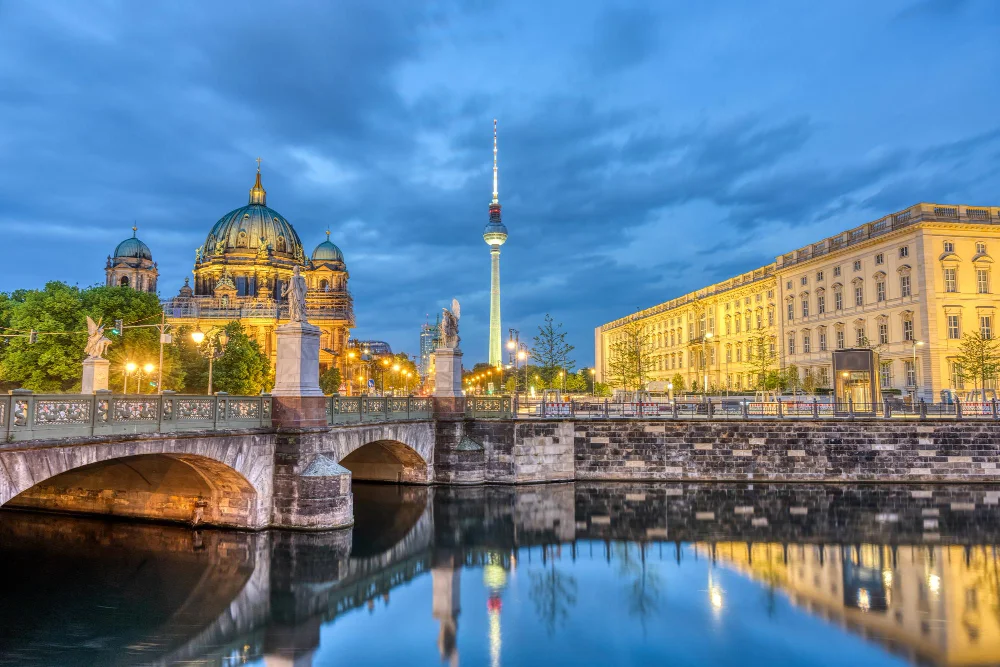 Berliner Dom und Fernsehturm im Abendlicht mit Spree und historischer Brücke in Berlin-Mitte