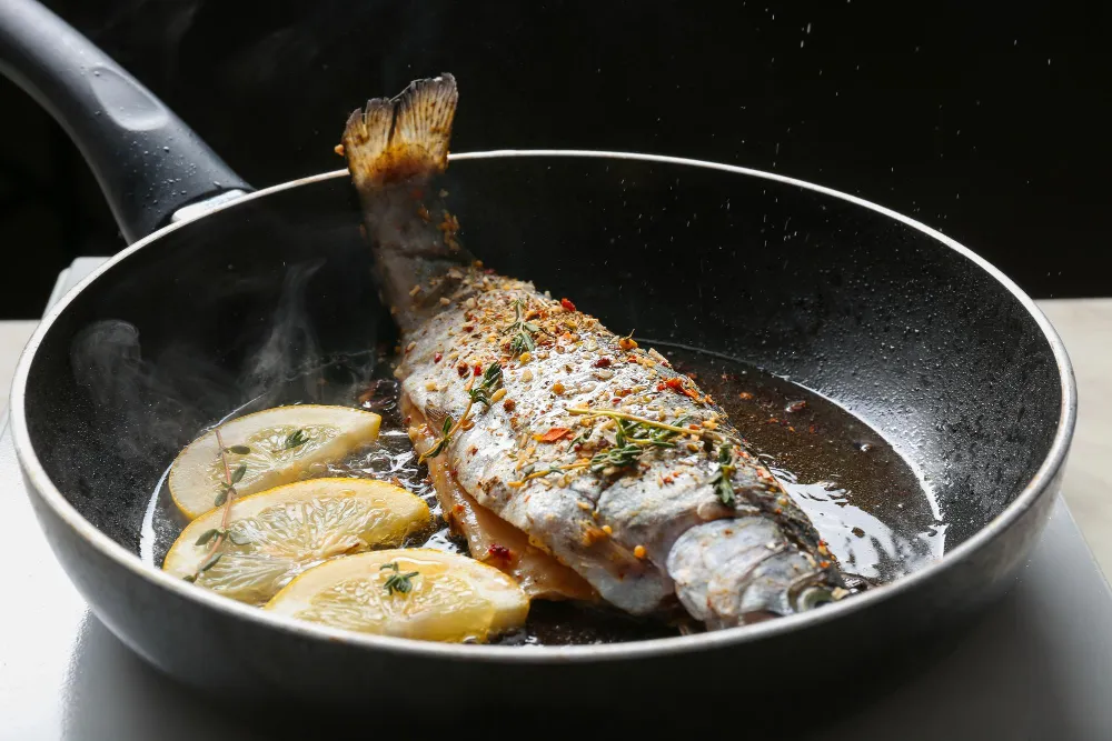 Fischpfanne für gleichmäßiges Anbraten
