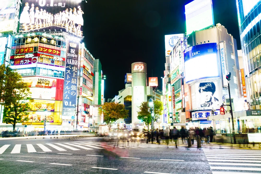 Belebte Straßenkreuzung in Tokio bei Nacht