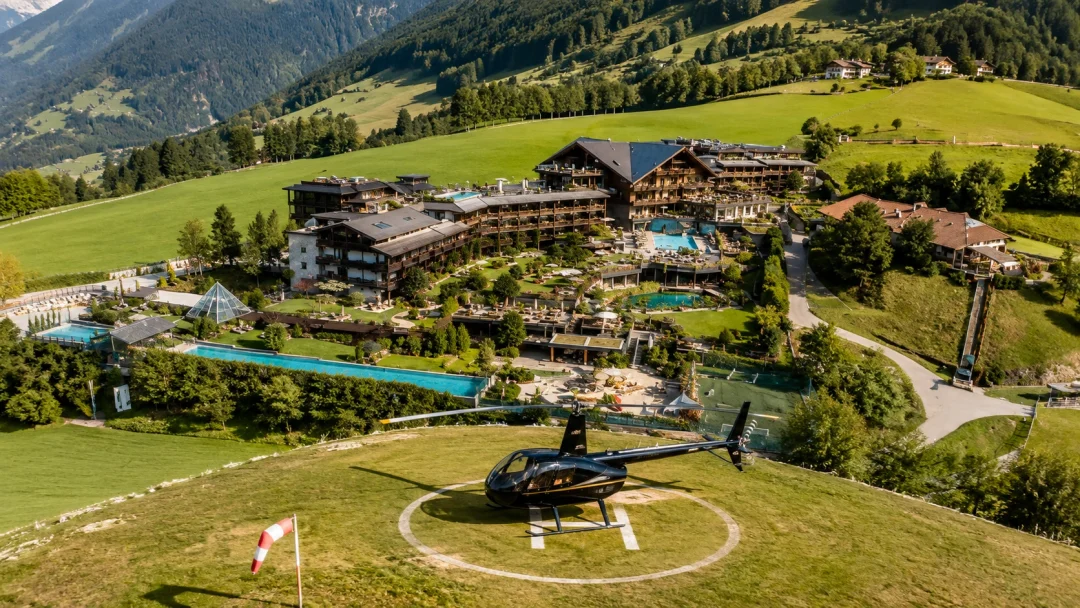 Helikopter auf dem Landeplatz vor dem Andreus Golf & Spa Resort in Südtirol