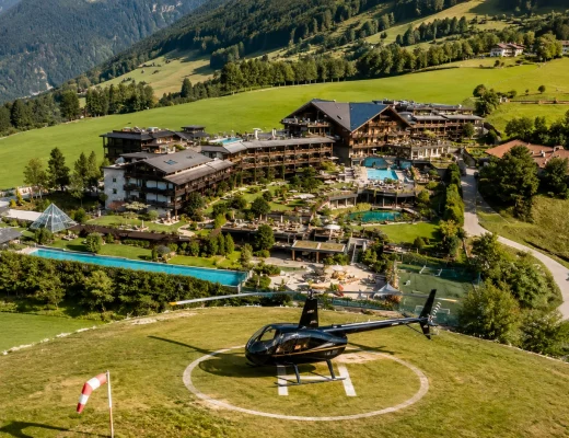 Helikopter auf dem Landeplatz vor dem Andreus Golf & Spa Resort in Südtirol
