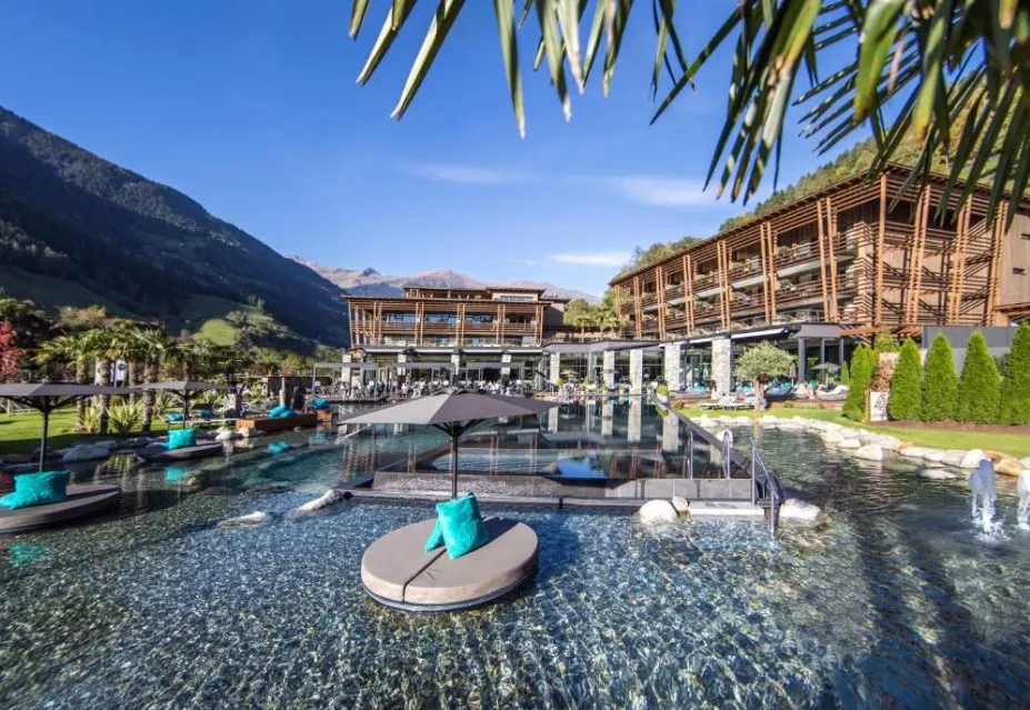 Poollandschaft des Andreus Golf & Spa Resorts im Passeiertal bei Meran