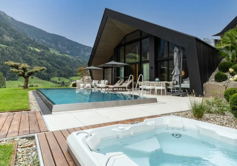 Private Unterkunft im Andreus Resort mit Pool und Whirlpool vor der Berglandschaft des Passeiertals