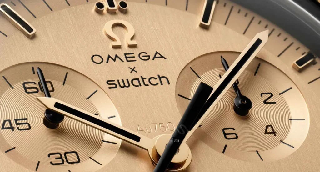 Detailaufnahme der MoonSwatch Mission to the Moon 1969 mit 18-Karat Omega Moonshine Gold und Au750-Gravur