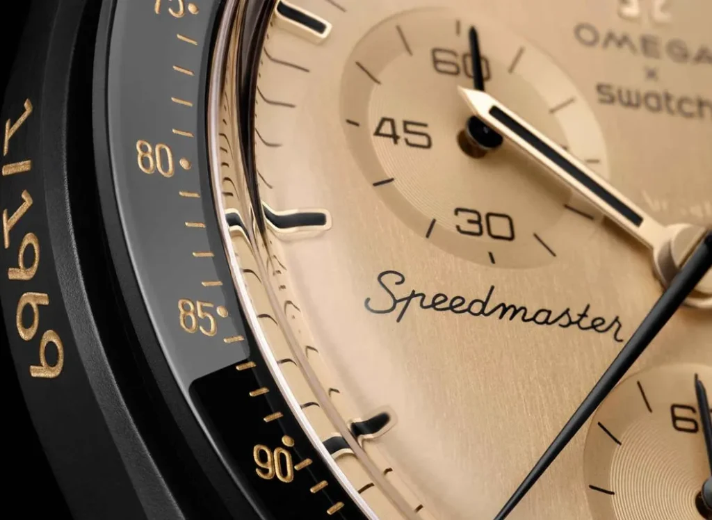 Detailaufnahme der MoonSwatch Mission to the Moon 1969 mit Limitierungsgravur „1/1969“