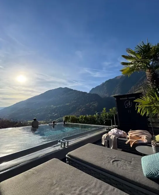 Infinitypool des Andreus Golf & Spa Resorts mit Blick auf die Berge des Passeiertals