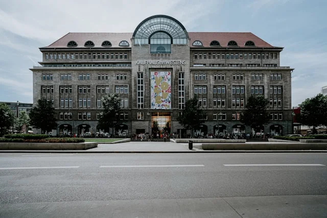 Fassade des Kaufhauses des Westens, KaDeWe, am Wittenbergplatz in Berlin