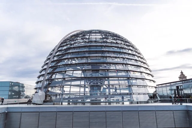 Glaskuppel des Reichstagsgebäudes in Berlin unter hellem Himmel