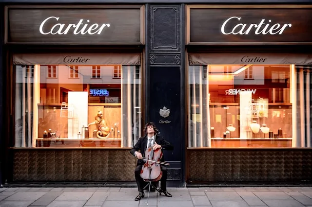Cartier-Boutique mit Schaufenstern für Luxusschmuck als Symbol für den Schmuckboom 2026.