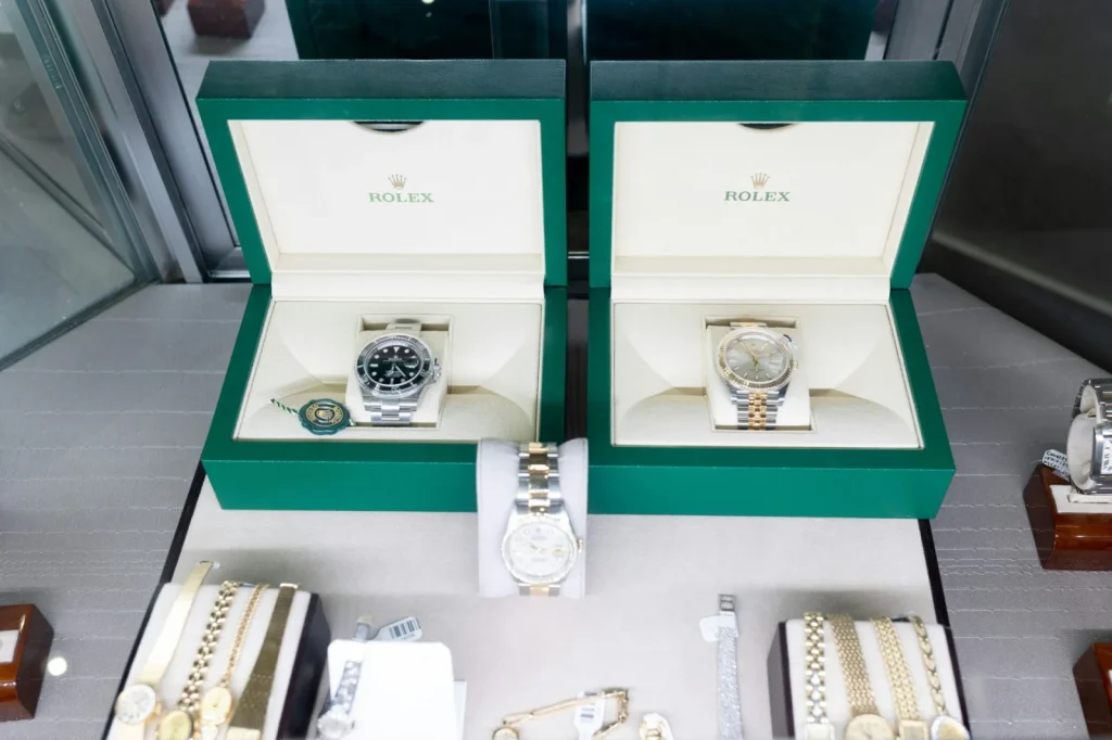 Gebrauchte Rolex-Uhren in einer Vitrine eines Luxusuhrenhändlers