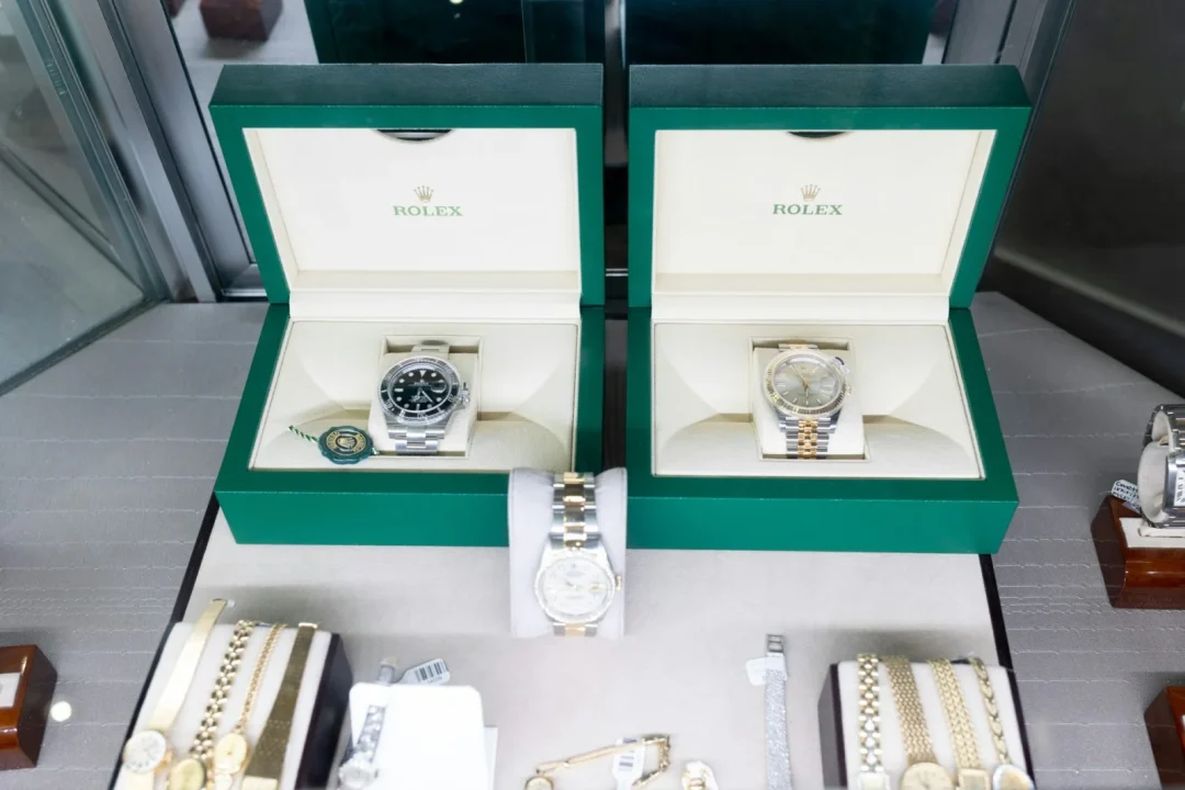 Gebrauchte Rolex-Uhren in einer Vitrine eines Luxusuhrenhändlers