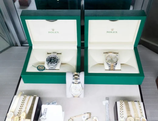Gebrauchte Rolex-Uhren in einer Vitrine eines Luxusuhrenhändlers