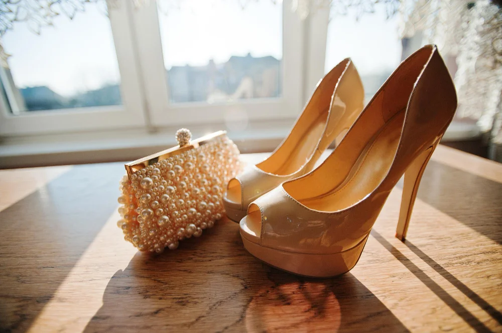 Champagnerfarbene Peeptoe-Pumps mit Perlen-Clutch als eleganter Schuhtrend 2026.