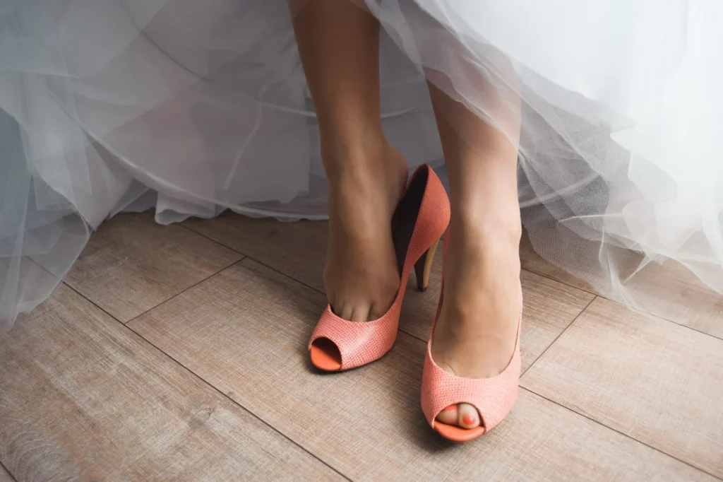 Elegante Peeptoe-Pumps in Koralle als Schuhtrend für Herbst/Winter 2026.