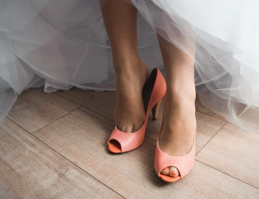 Elegante Peeptoe-Pumps in Koralle als Schuhtrend für Herbst/Winter 2026.