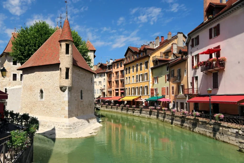 Palais de l’Île in Annecy in Frankreich mit Kanal und bunten Häusern in der Altstadt