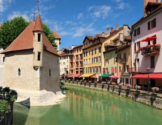 Palais de l’Île in Annecy in Frankreich mit Kanal und bunten Häusern in der Altstadt