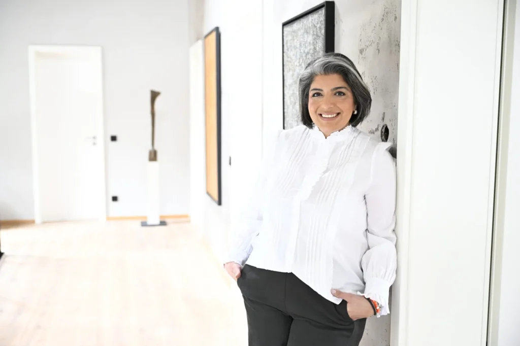 Sahar Essmann, CEO von Sophia Lauton 360° Crafted, prägt die strategische Weiterentwicklung der Münchner Luxury-Interior-Marke.