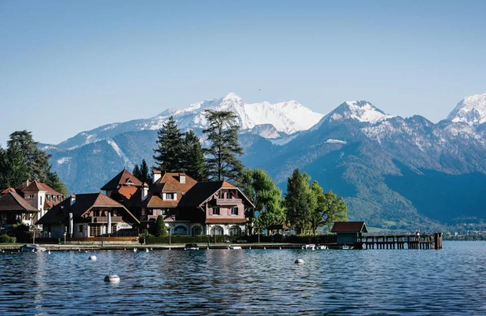 Auberge du Père Bise – Jean Sulpice in Talloires-Montmin direkt am Lac d’Annecy vor der Kulisse der französischen Alpen
