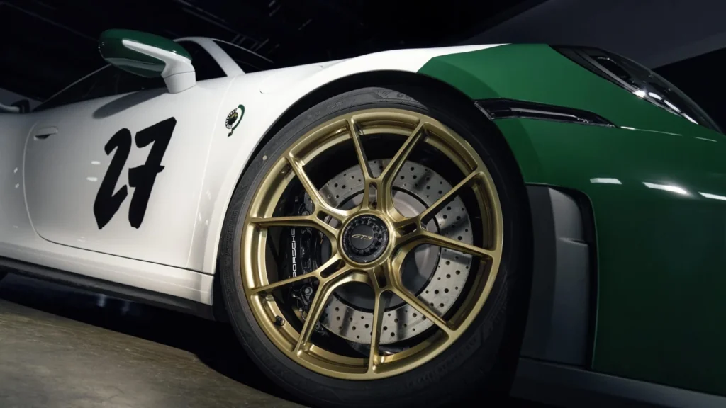 Goldene Leichtbaufelge des Porsche 911 GT3 100 Jahre Nürburgring mit GT3-Zentralverschluss