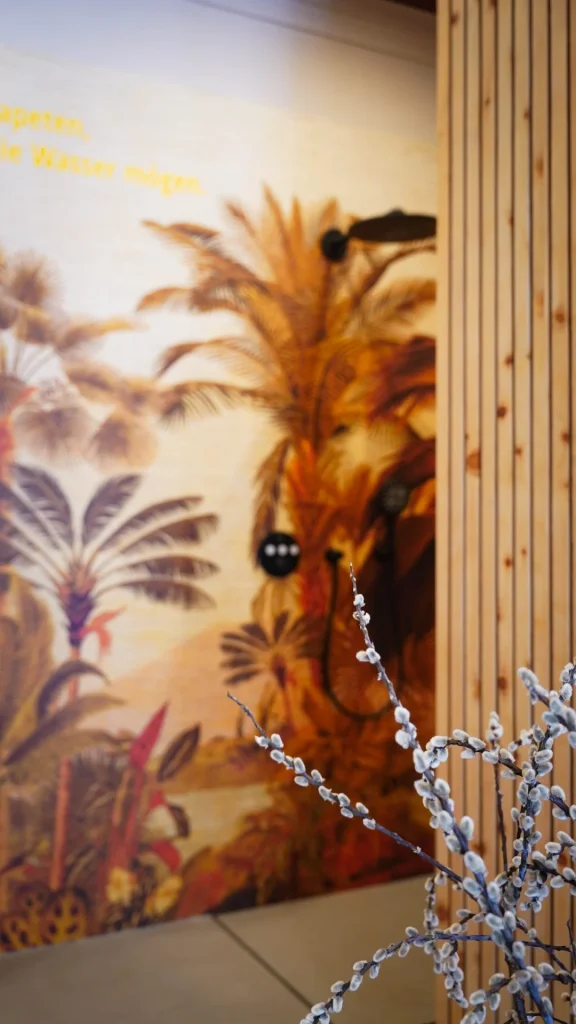 Sophia Lauton 360° Crafted: Eine Tapete direkt im Duschbereich zeigt, wie Sophia Lauton Interior Design und außergewöhnliches Handwerk miteinander verbindet.