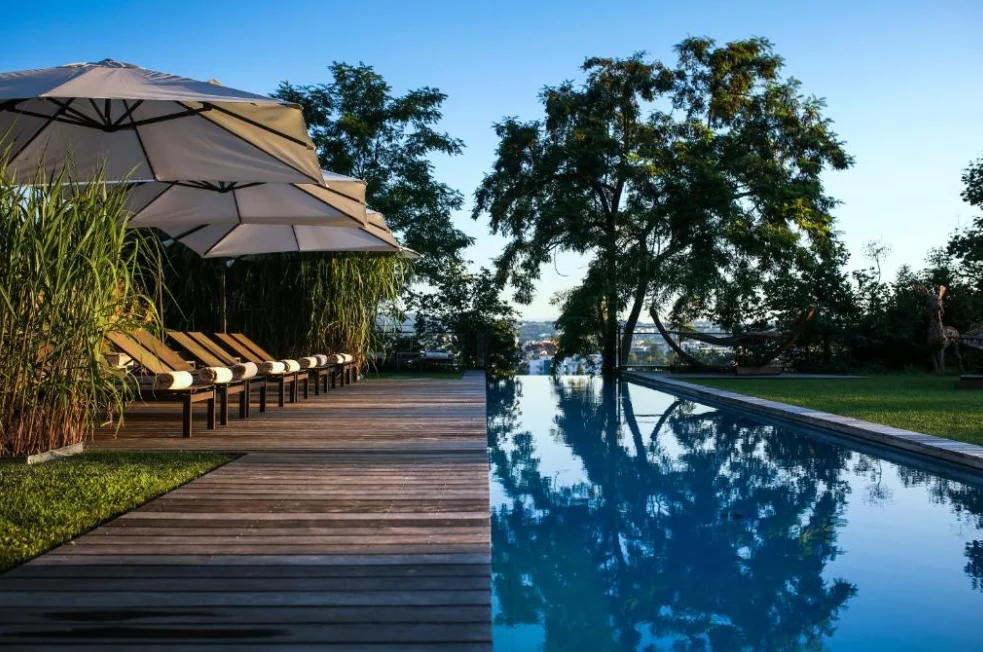 Pool und Garten des Le Clos des Sens in Annecy-le-Vieux mit Blick über die Umgebung