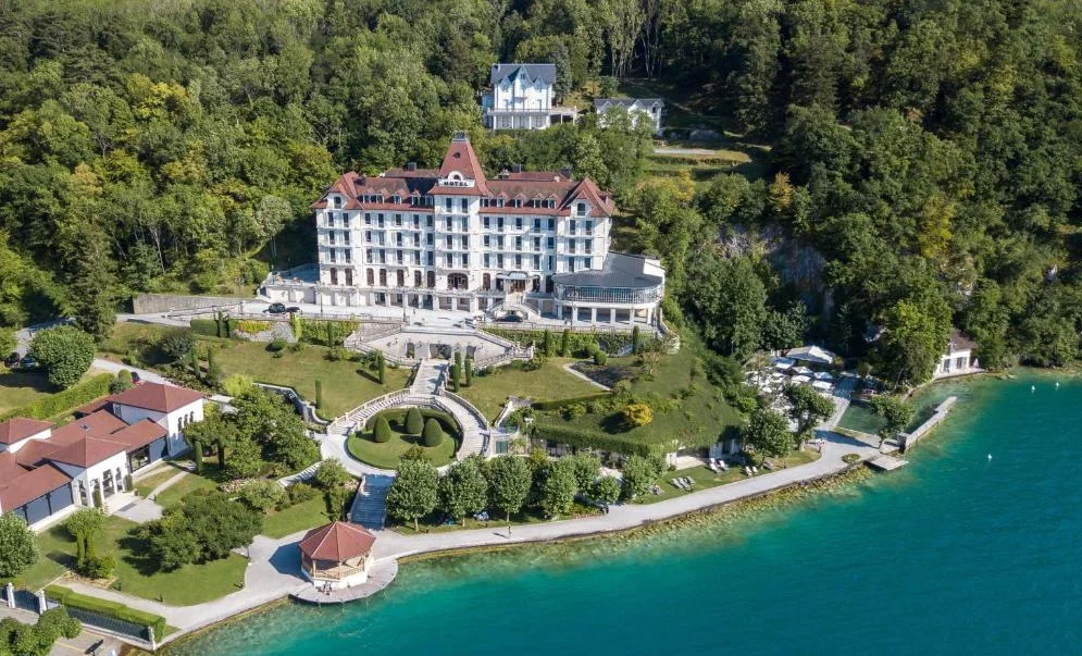 Le Palace de Menthon in Menthon-Saint-Bernard direkt am Lac d’Annecy mit Park und Alpenkulisse