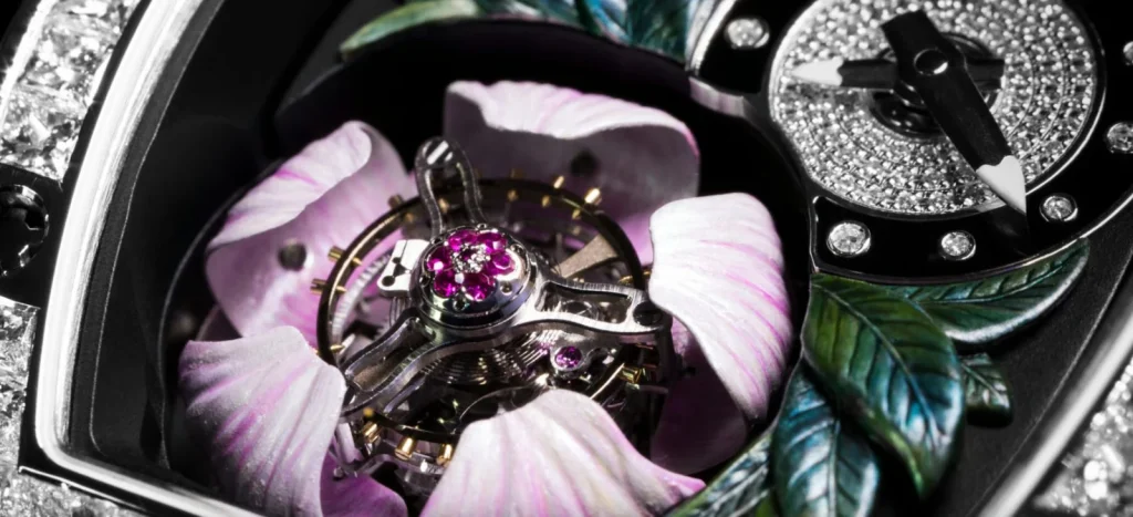 Detailaufnahme der Richard Mille RM 19-02 Fleur mit geöffneter Magnolienblüte und fliegendem Tourbillon im Zentrum.