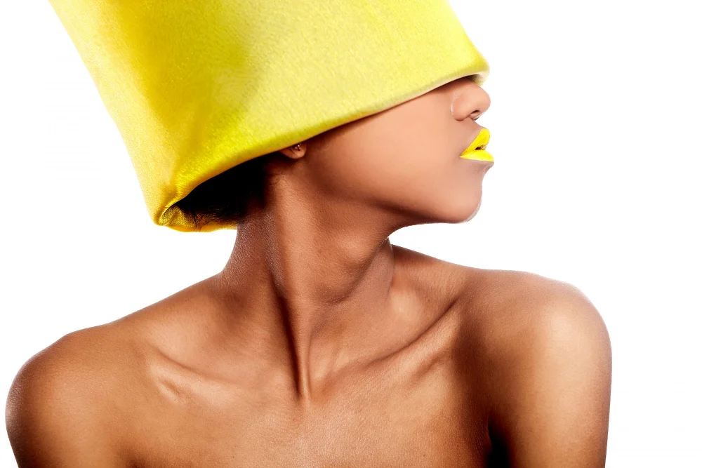 Beauty-Look mit gelben Lippen und gelbem Kopfschmuck