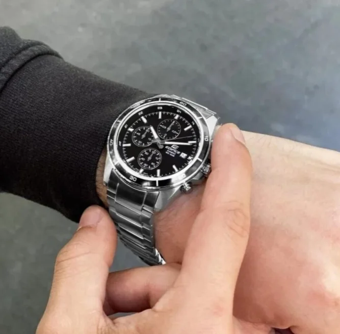 Casio Edifice EFR-526D-1AV Chronograph mit Edelstahlarmband am Handgelenk