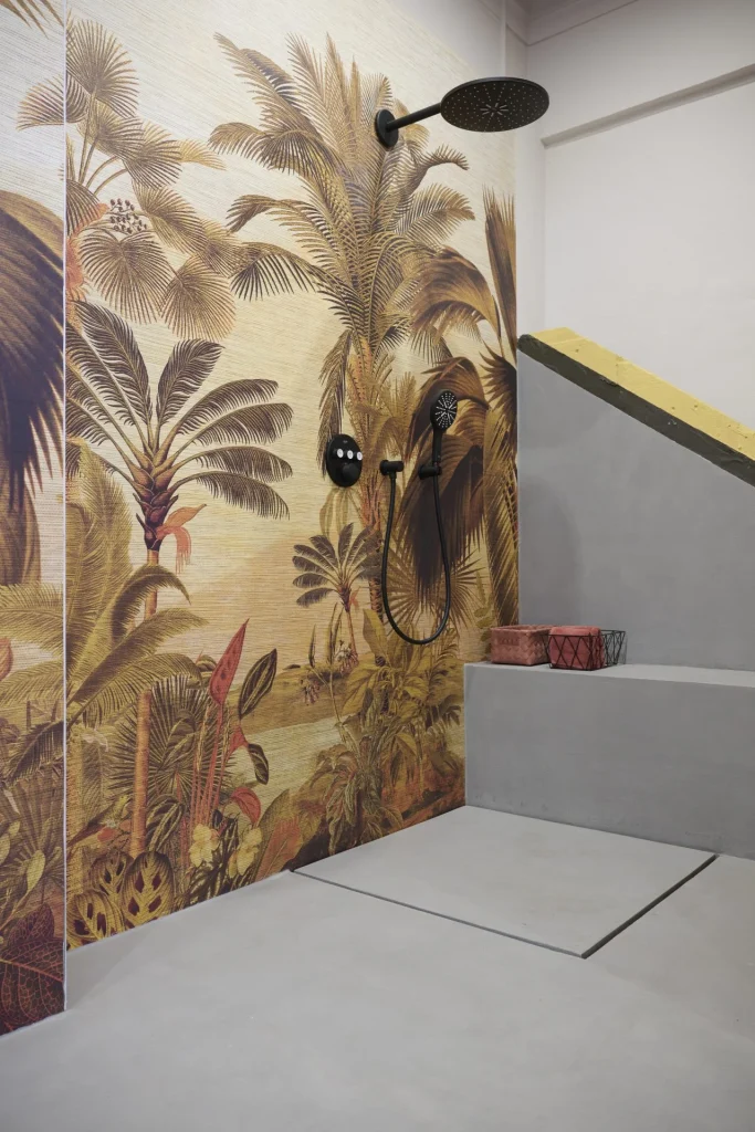 Eine Tapete direkt im Duschbereich zeigt, wie Sophia Lauton Interior Design und außergewöhnliches Handwerk miteinander verbindet. Sophia Lauton 360° Crafted