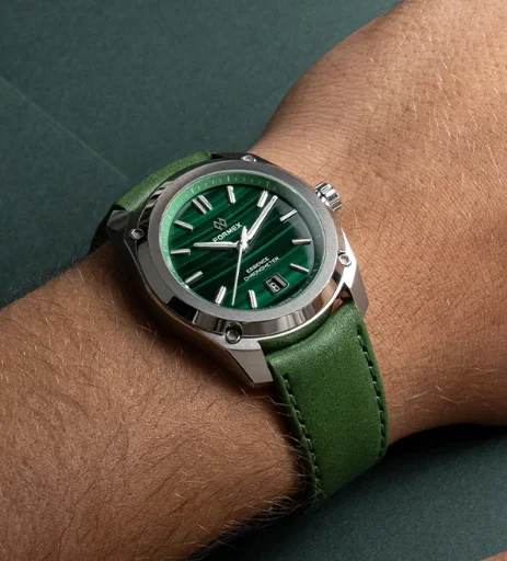 Formex Essence FortyOne Malachite mit grünem Naturstein-Zifferblatt und grünem Lederarmband am Handgelenk