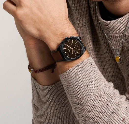 Fossil Everett FS6108 Chronograph mit braunem Lederarmband am Handgelenk