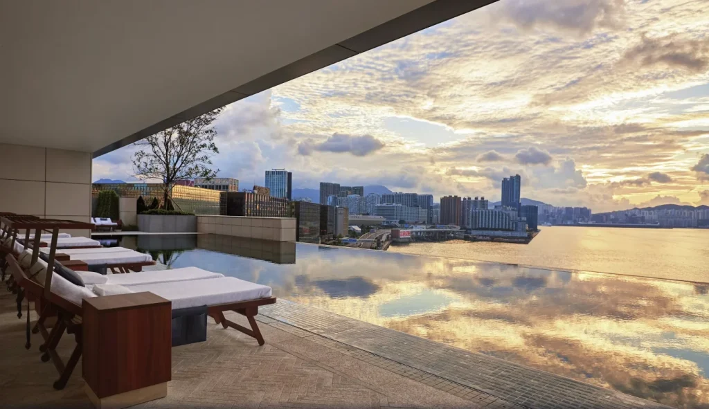 Infinity-Pool des Rosewood Hong Kong mit Blick &uuml;ber den Victoria Harbour