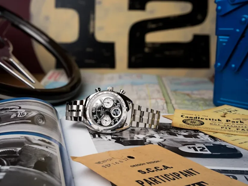 Bulova Shelby Racer Chronograph auf historischen Rennsport-Unterlagen mit Startnummer 72