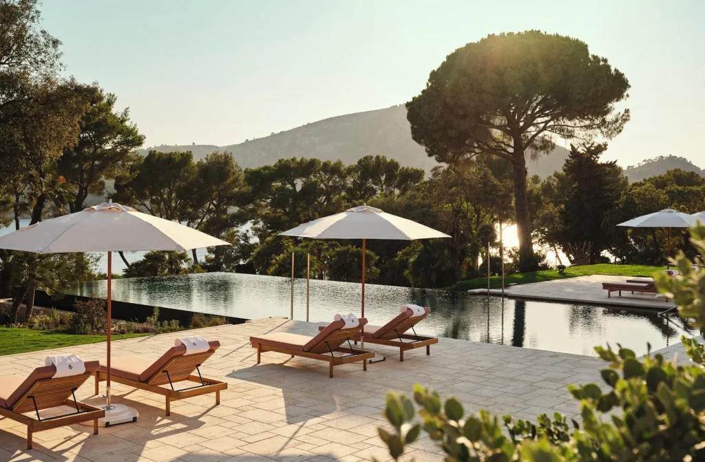 Infinity-Pool mit Sonnenliegen im Four Seasons Resort Mallorca at Formentor