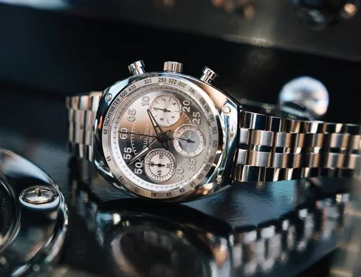 Bulova Shelby Racer Chronograph 96K118 mit poliertem Edelstahlgehäuse und silbernem Zifferblatt