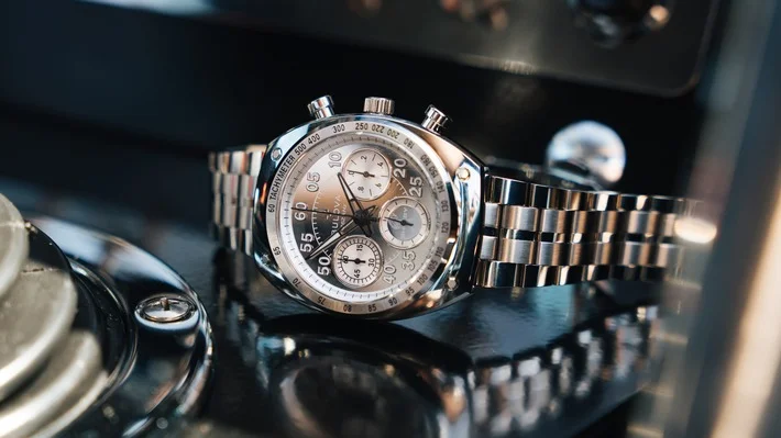 Bulova Shelby Racer Chronograph 96K118 mit poliertem Edelstahlgehäuse und silbernem Zifferblatt
