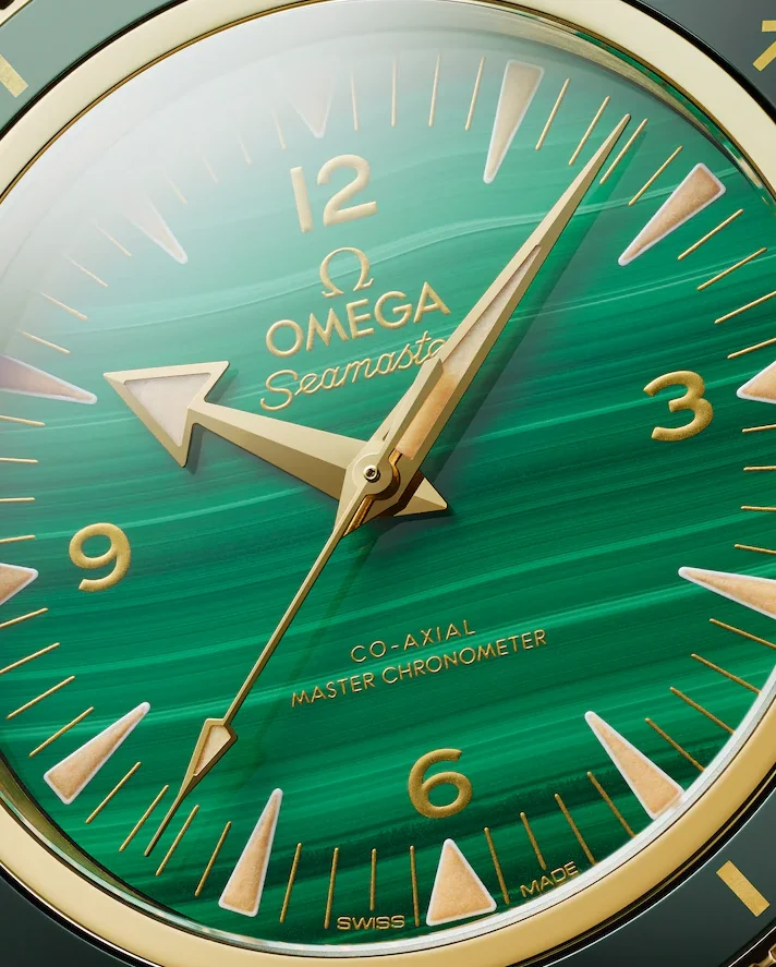 Omega Seamaster 300 mit grünem Malachit-Zifferblatt und goldfarbenen Zeigern und Indizes