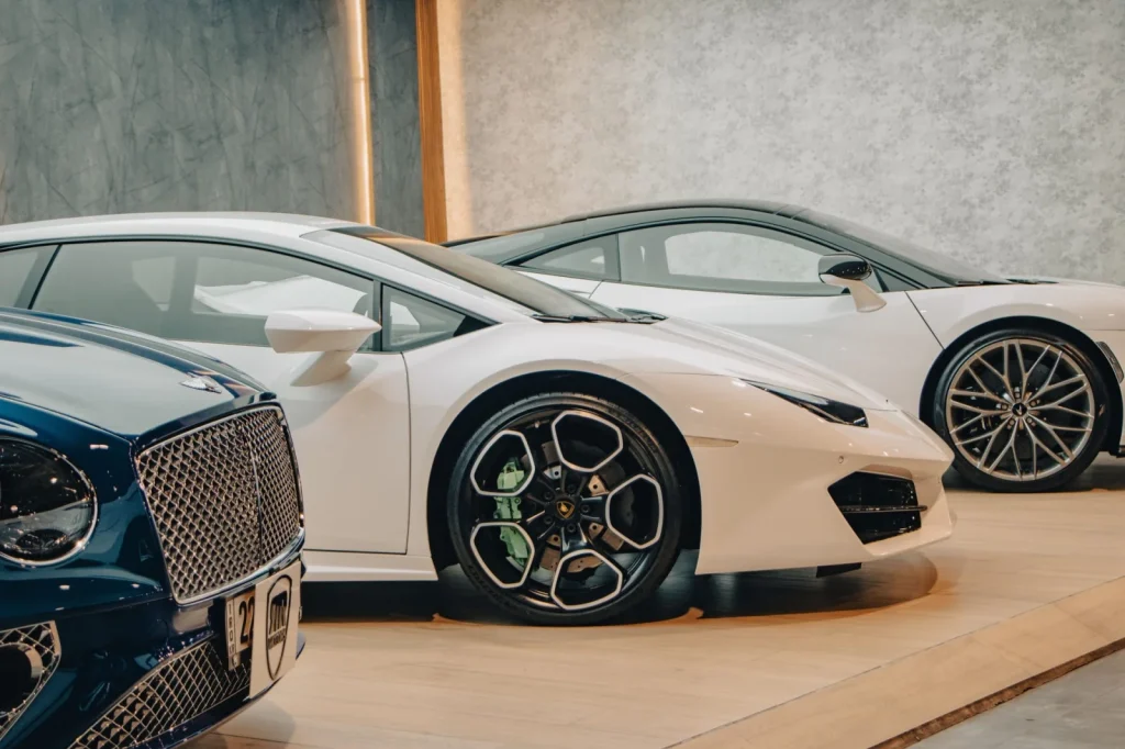 Eine Reihe eleganter Luxus-Sportwagen in einem gehobenen Showroom.