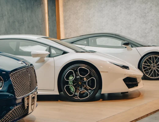 Eine Reihe eleganter Luxus-Sportwagen in einem gehobenen Showroom.