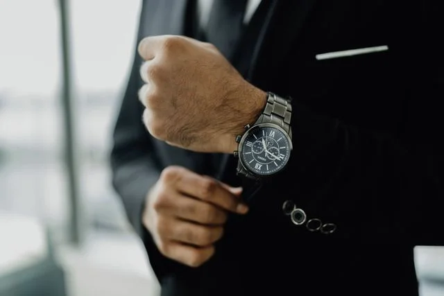 Chronograph zum schwarzen Anzug am Handgelenk