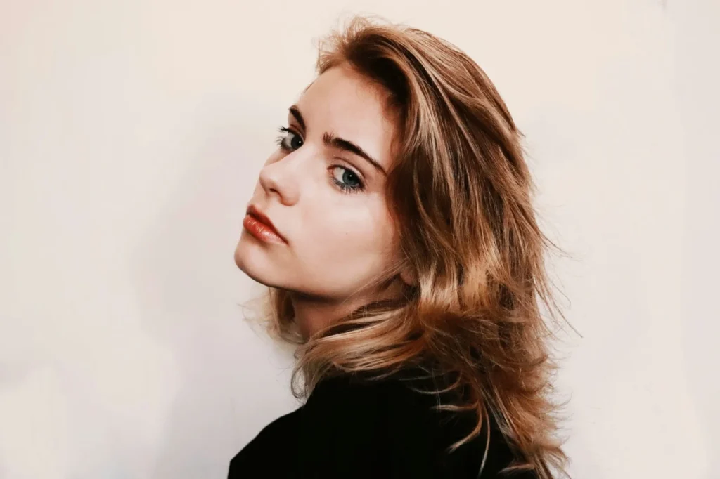 Mittellanges Haar mit weichen Stufen und voluminösem Styling