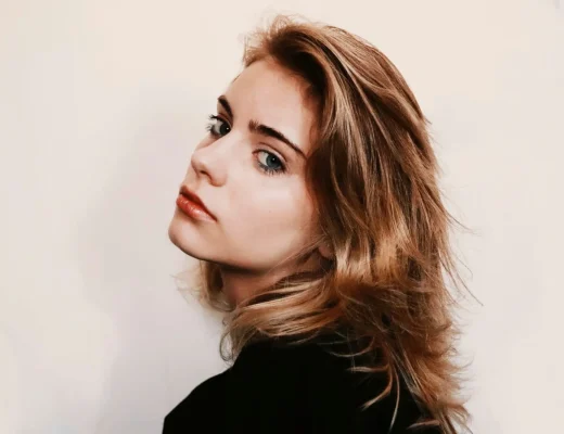 Mittellanges Haar mit weichen Stufen und voluminösem Styling