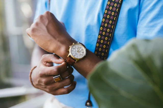 Chronograph mit Lederarmband zu Hemd und Krawatte