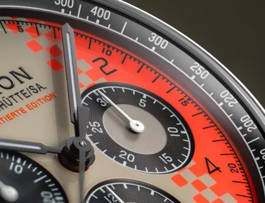 Nahaufnahme des Zifferblatts der Union Glashütte Belisar Chronograph Speedster 2026 mit schwarzen Hilfszifferblättern und orangefarbenem Schachbrettmuster