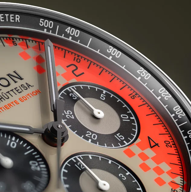 Nahaufnahme des Zifferblatts der Union Glashütte Belisar Chronograph Speedster 2026 mit schwarzen Hilfszifferblättern und orangefarbenem Schachbrettmuster