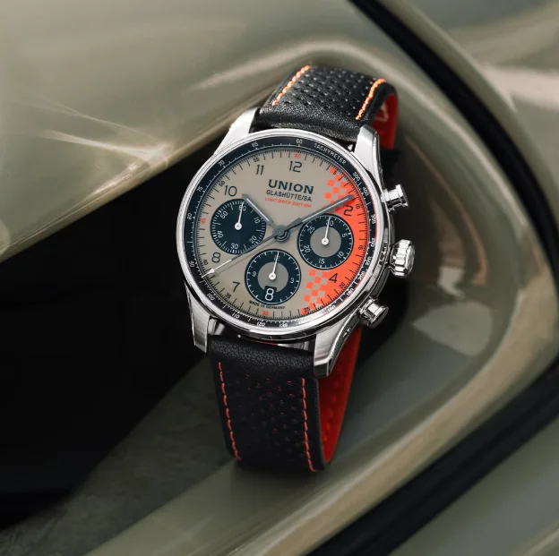 Union Glashütte Belisar Chronograph Speedster 2026 mit beigefarbenem Zifferblatt, orangefarbenen Akzenten und schwarzem Lederarmband