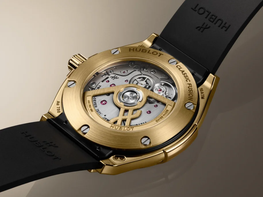 Rückseite der Hublot Classic Fusion Tributo 2026 in Gelbgold mit sichtbarem Automatikwerk und Hublot-Rotor